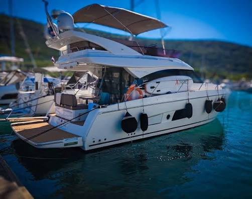 Poppa e flybridge — Bavaria Virtess 420 Fly (foto del modello, non di questa barca)