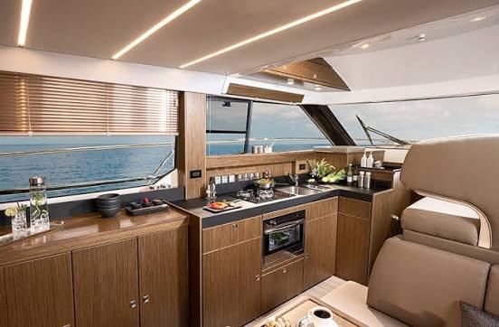 Cucina e salone — Bavaria Virtess 420 Fly (foto del modello, non di questa barca)